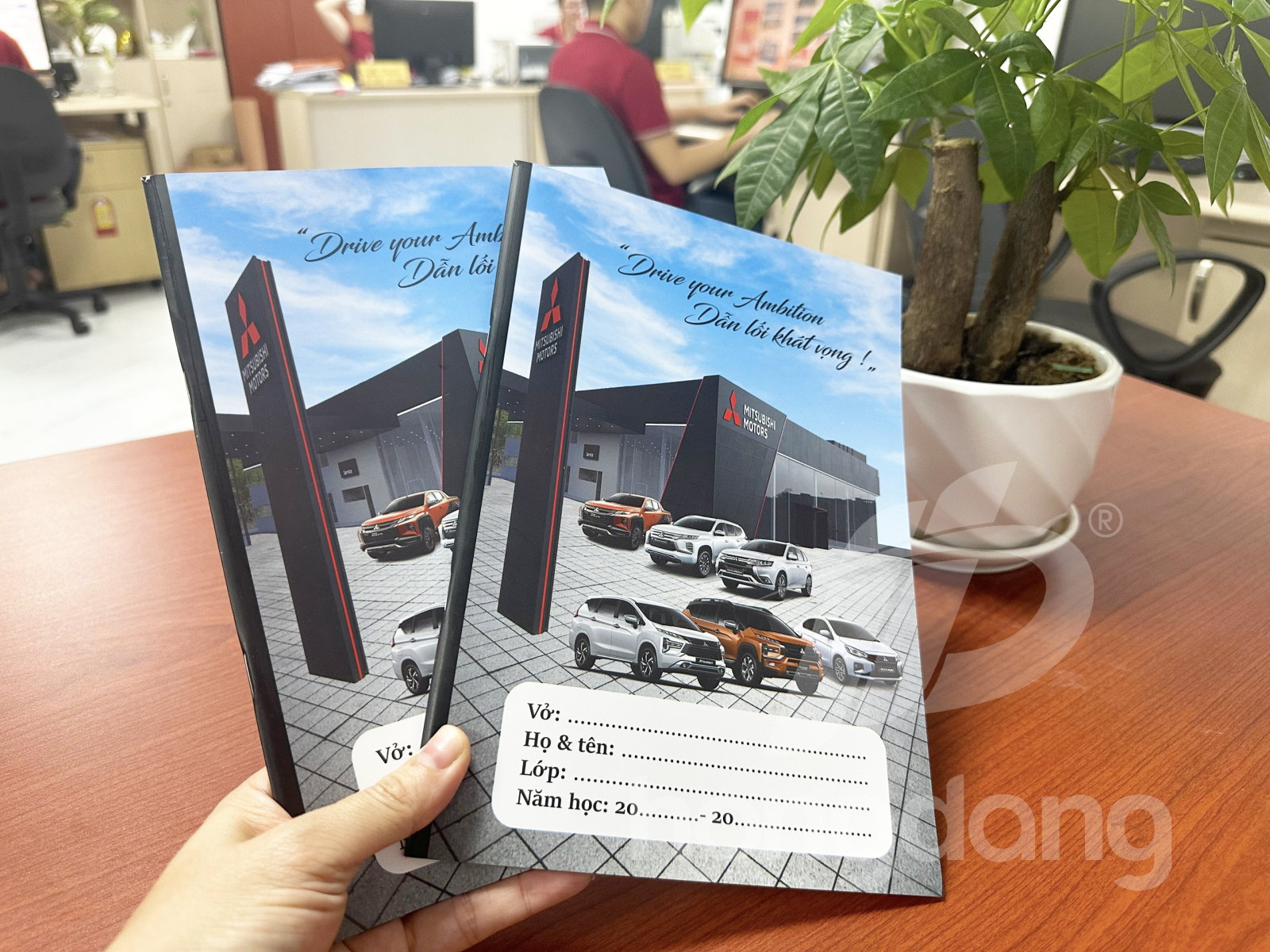 Sự khác biệt giữa "vở đặt in giá rẻ" và "vở tặng có đầu tư" là gì?